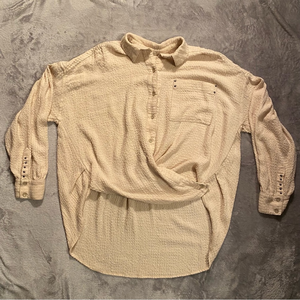 We The Free Cream Textured Oversized Top
Very Soft
Very High/Low Hem
Button Down